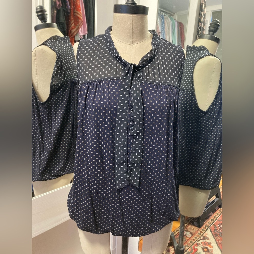 Loft Sleeveless Navy/White Print Tie Front Top, Elastic Hem, Size Large